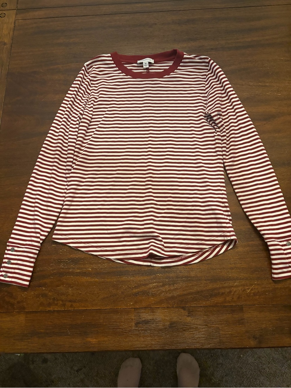 Evereve Peyton Snap Cuff Long Sleeve Tee in a burgundy and white XS